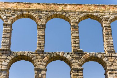 Madrid, İspanya yakınındaki Segovia Roma acqueduct