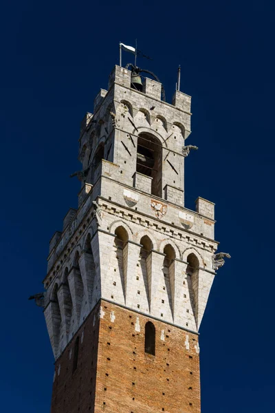 Torre del Mangia é uma torre em Siena, Itália. — Fotografia de Stock