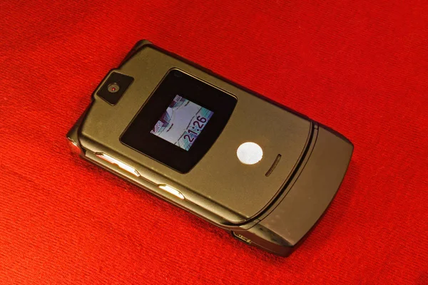 Παλιά clamshell Gsm κινητό τηλέφωνο — Φωτογραφία Αρχείου