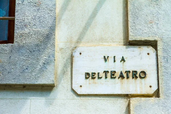 "Via del teatro"znamená v italštině"Divadelní road". — Stock fotografie
