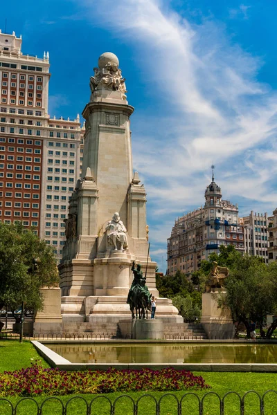 Plaza de Espana near Gran Via in Madrid — Stockfoto