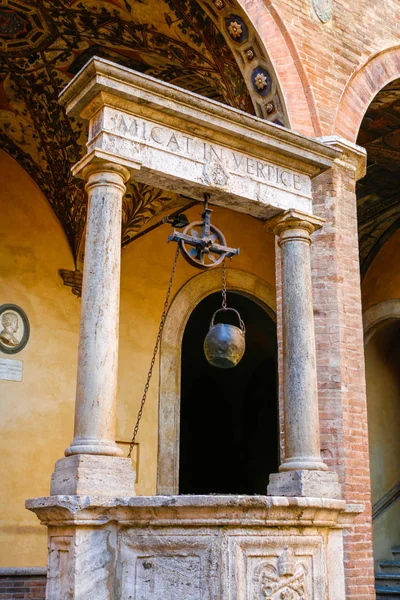 Chigi Saracini Palace in Siena, Tuscany — Stockfoto