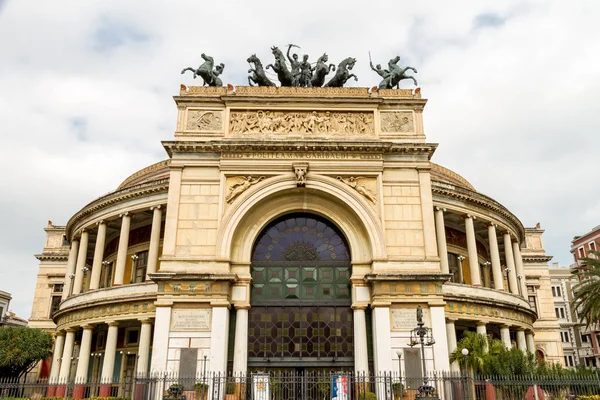 Teatro Politeama en Palermo, Italia — Foto de Stock