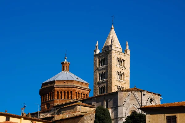 Massa Marittima är en gammal stad i centrala Italien — Stockfoto