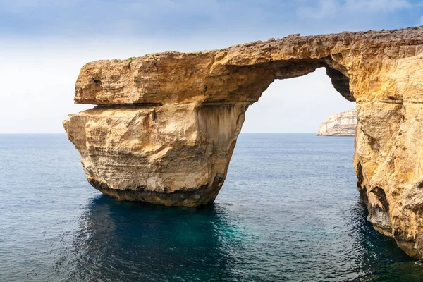 Azurblaues Fenster in Malta vor dem Zusammenbruch — Stockfoto