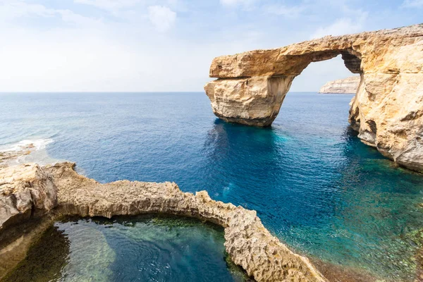 Azurblaues Fenster in Malta vor dem Zusammenbruch — Stockfoto