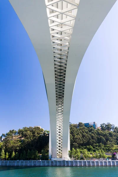 Ponte Arrabida atravessando o rio Douro em Portugal — Fotografia de Stock