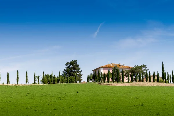 Landhaus mit Zypresse in der Toskana, Italien — Stockfoto