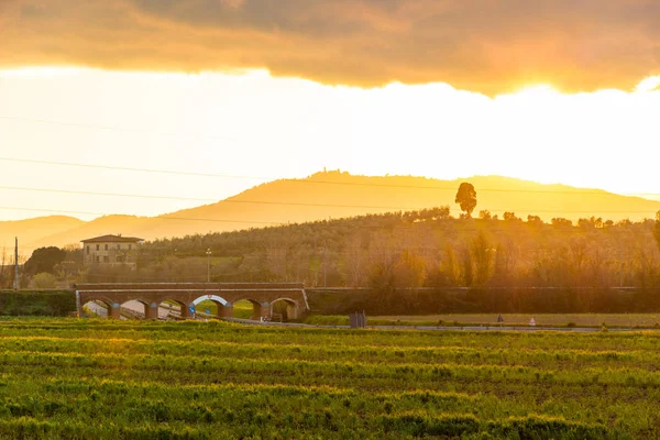 Gamla tåg överfart i maremma, Toscana — Stockfoto