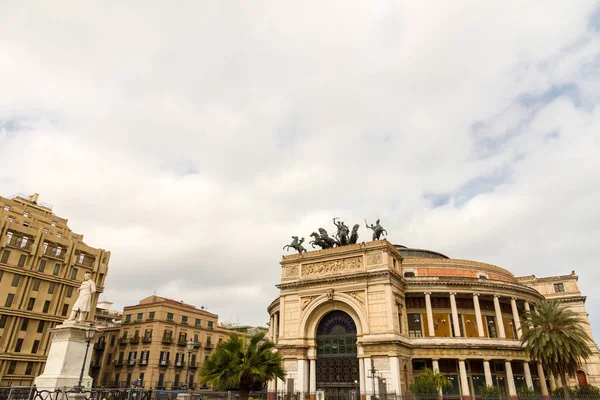 Teatro Politeama en Palermo, Italia — Foto de Stock