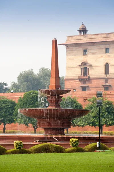 Fuente cerca de Rashtrapati Bhavan, el hogar oficial de los Pres —  Fotos de Stock