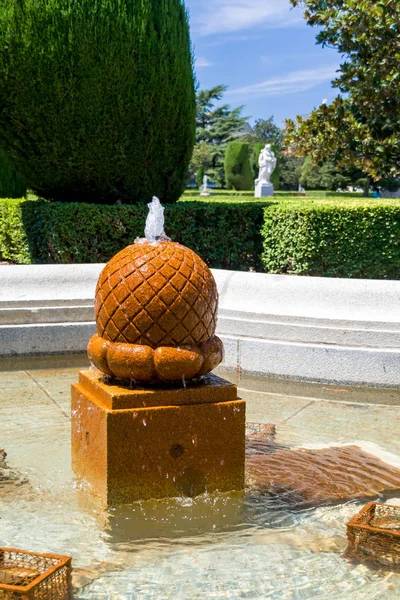 Fuente en un jardín en Madrid, España — Foto de Stock