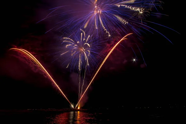 Fuochi d'artificio in mare — Foto Stock