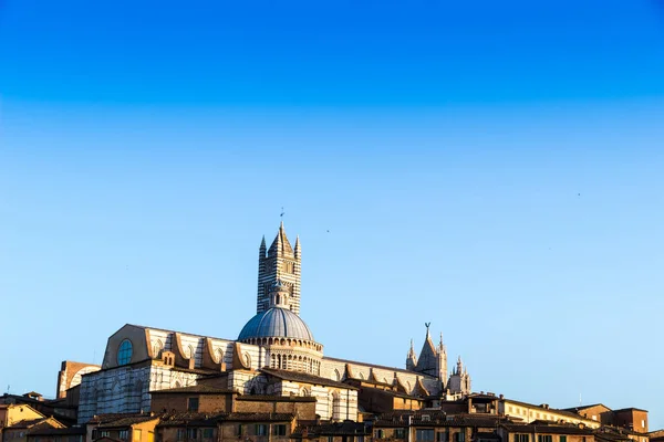 Kilátás nyílik a régi város Siena, Olaszország — Stock Fotó