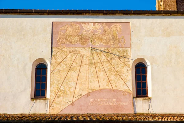 Reloj de sol en un lado de la catedral de Grosseto en Italia — Foto de Stock