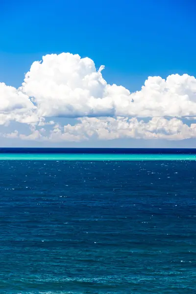 Güzel bir yaz günü denizde İtalya