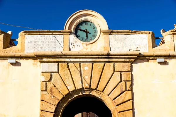 Porta a mare in Portoferraio, Elba, Italy — стоковое фото