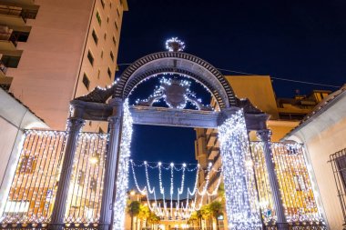 Eski 1840s dekore kapıda Noel zamanı Follonica, İtalya
