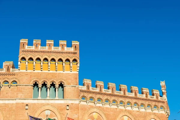 Palazzo Aldobrandeschi på Piazza Dante i Grosseto, Italien — Stockfoto