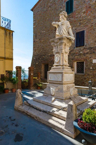 Piazza Garibaldi in Scarlino near Grosseto, Italy — Stock Photo, Image