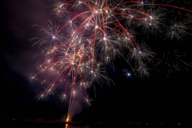 Deniz üzerinde havai fişek