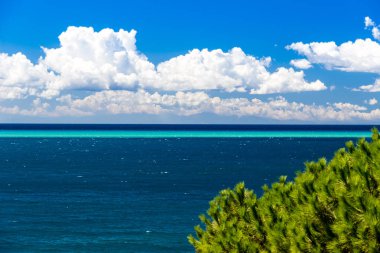 Güzel bir yaz günü denizde İtalya