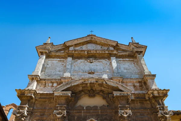La fachada de la iglesia de Santa Lucía en Montepulciano, Italia — Foto de Stock