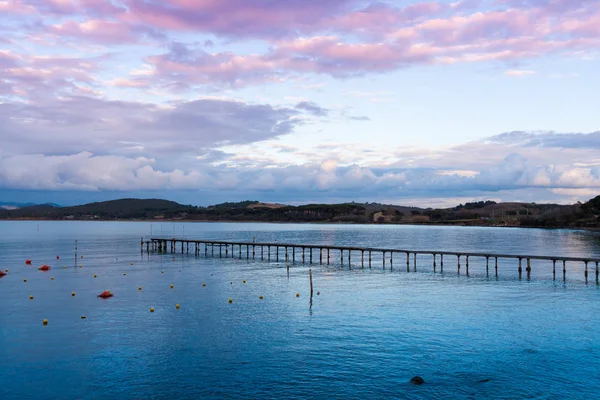 Muelle en el golfo de baratti en Toscana, Italia — Foto de Stock