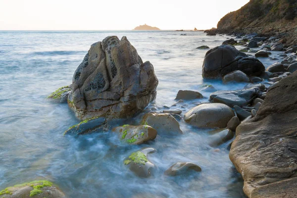 Stâncile se ascund lângă Punta Ala în Toscana, Italia — Fotografie, imagine de stoc