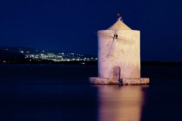Antiguo molino de viento cerca de Porto Santo Stefano por la noche, Italia — Foto de Stock