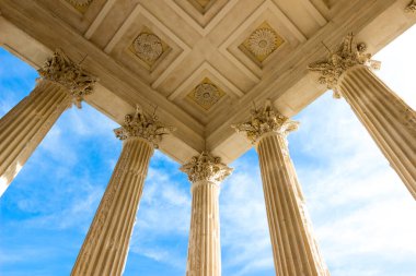 Maison Carree ya da güneydeki Roma tapınağı.