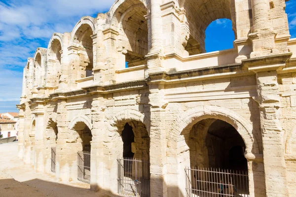 El Anfiteatro Arles en el sur de Francia en un soleado verano — Foto de Stock