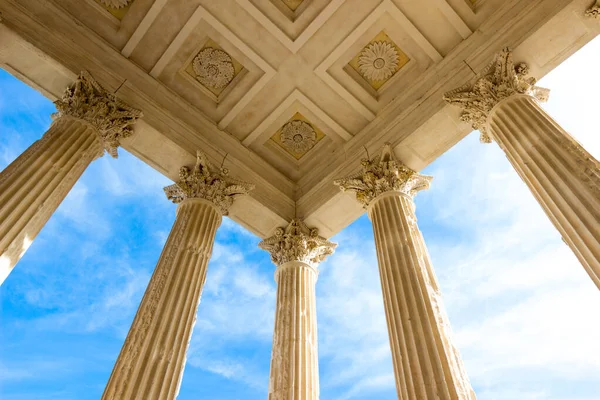 The Maison Carree or square house Roman temple in Nmes, souther — Stock Photo, Image