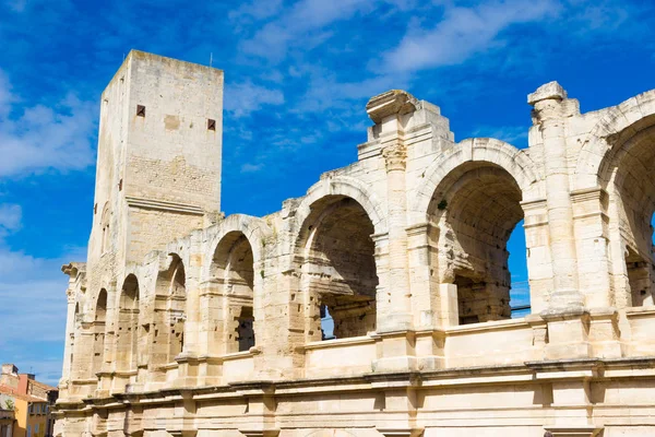O Anfiteatro de Arles, no sul da França, num verão ensolarado — Fotografia de Stock
