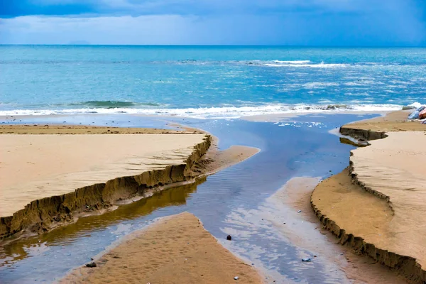 Água e areia na costa em Follonica, Itália — Fotografia de Stock