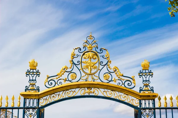 Puerta de entrada de los jardines de la Fuente en Nimes, Francia — Foto de Stock