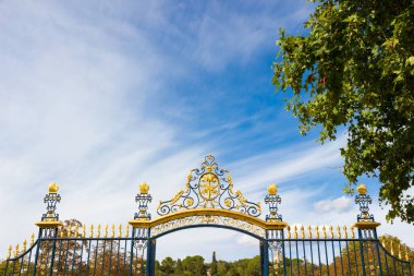 Nimes, Fransa 'daki Çeşme Bahçelerinin giriş kapısı