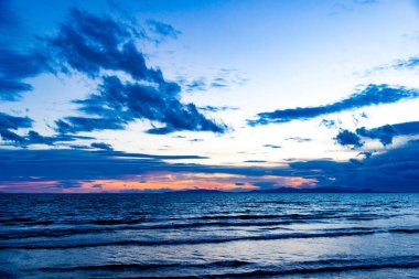 Follonica Elba Adası cennet ve kırmızı tonları ile geç kış ile ilgilenen gün batımı