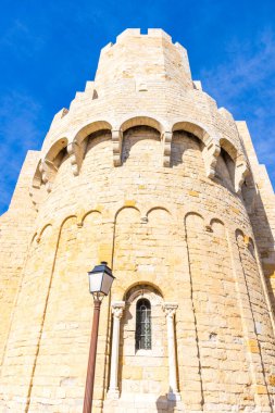 Camargue, Fransa 'daki güçlendirilmiş Saint-Maries-de-la-Mer Kilisesi, 9. ve 12. yüzyıllar arasında inşa edilmiş.