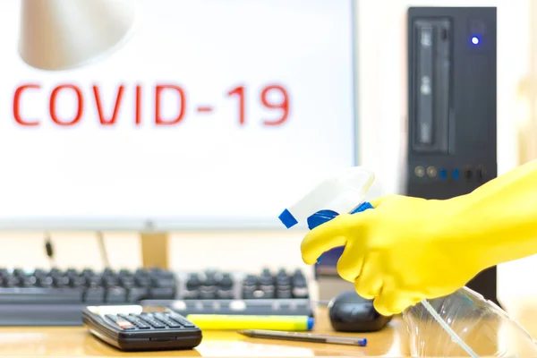 COVID-19 hastalığını önlemek için ofisi sprey ve eldivenle dezenfekte etmek