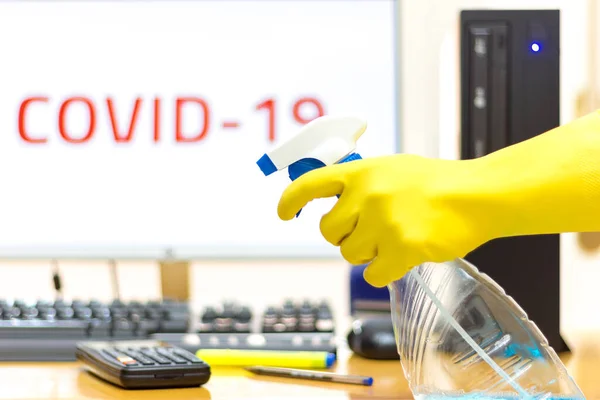 Desinfección Una Oficina Con Aerosol Guante Para Prevenir Enfermedad Covid Imagen De Stock