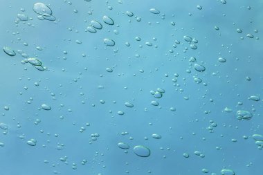 Hava kabarcıkları mavi arkaplanı kapatır