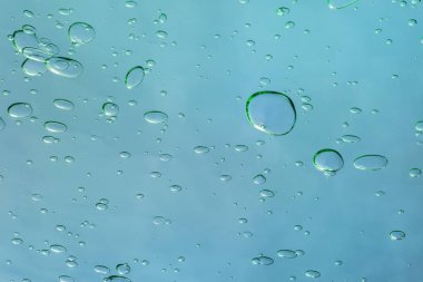 Hava kabarcıkları mavi arkaplanı kapatır