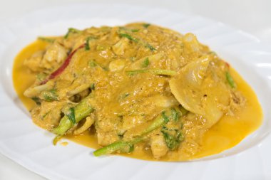 Sarı köri içinde kızartılmış Yengeç