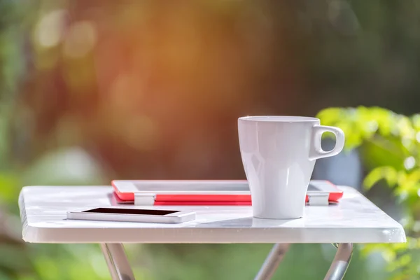Filiżanka kawy na stole roboczym — Zdjęcie stockowe