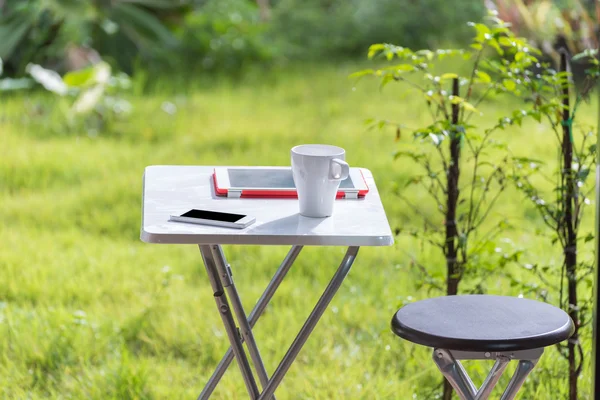 Coffee cup on work table — Stock Photo, Image