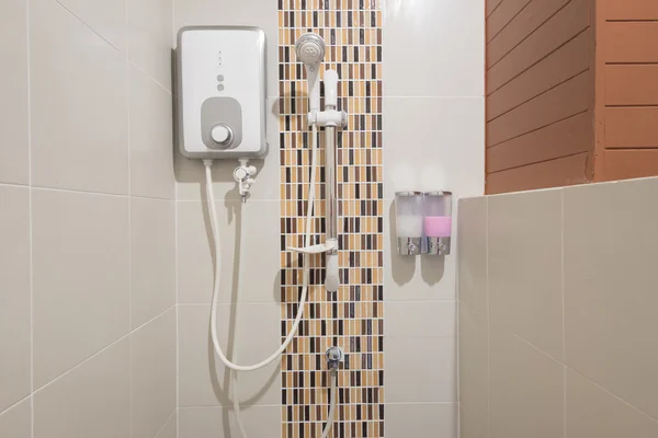 Water verwarmers en zeep in de badkamer — Stockfoto