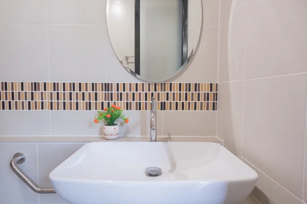 Bekken in badkamer, schone Toon — Stockfoto