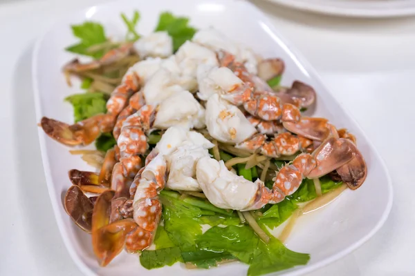 Ångad krabba i vit mat rätt — Stockfoto