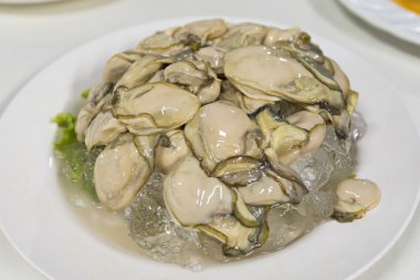 Çanak buz ile taze istiridye